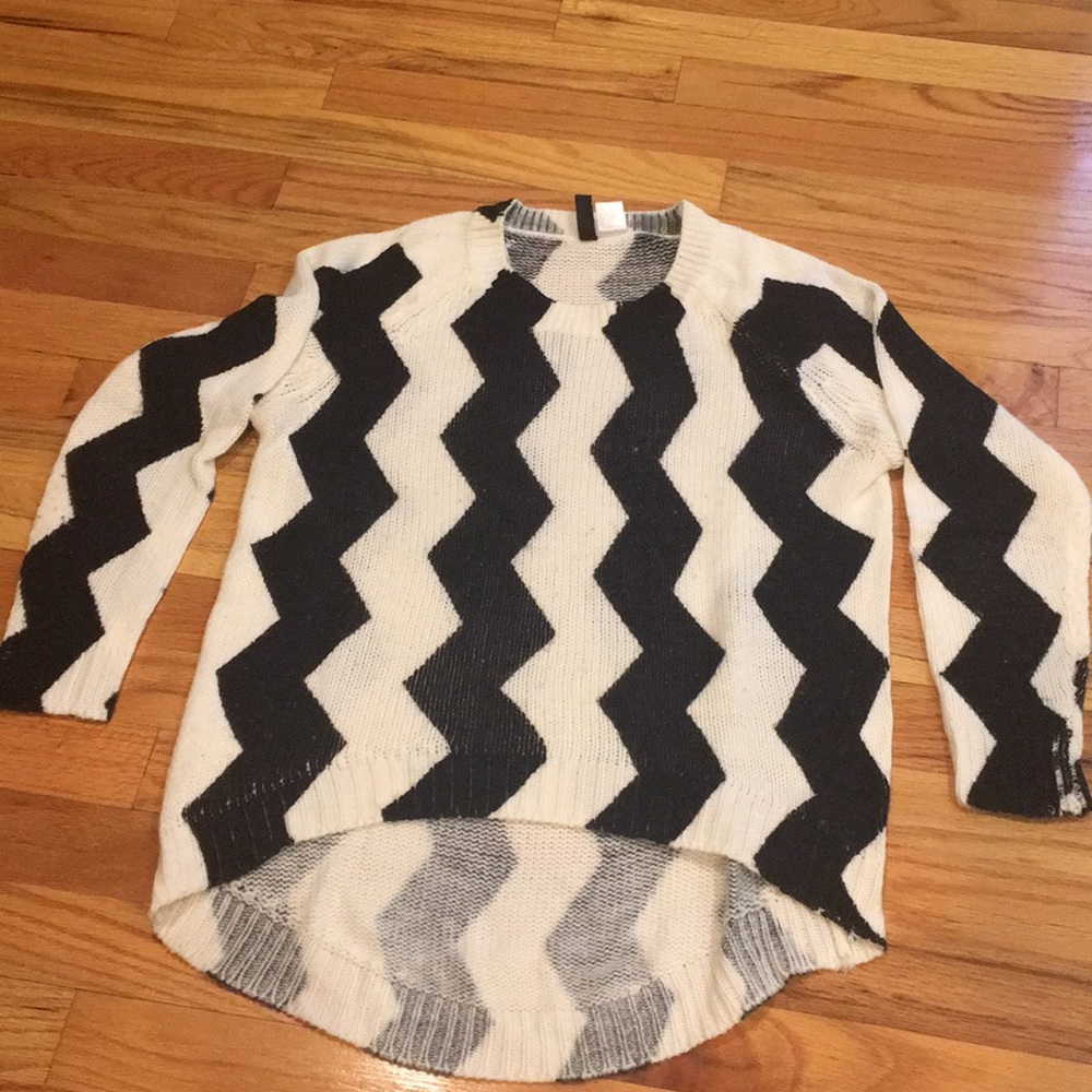 White and black zig zag sweater